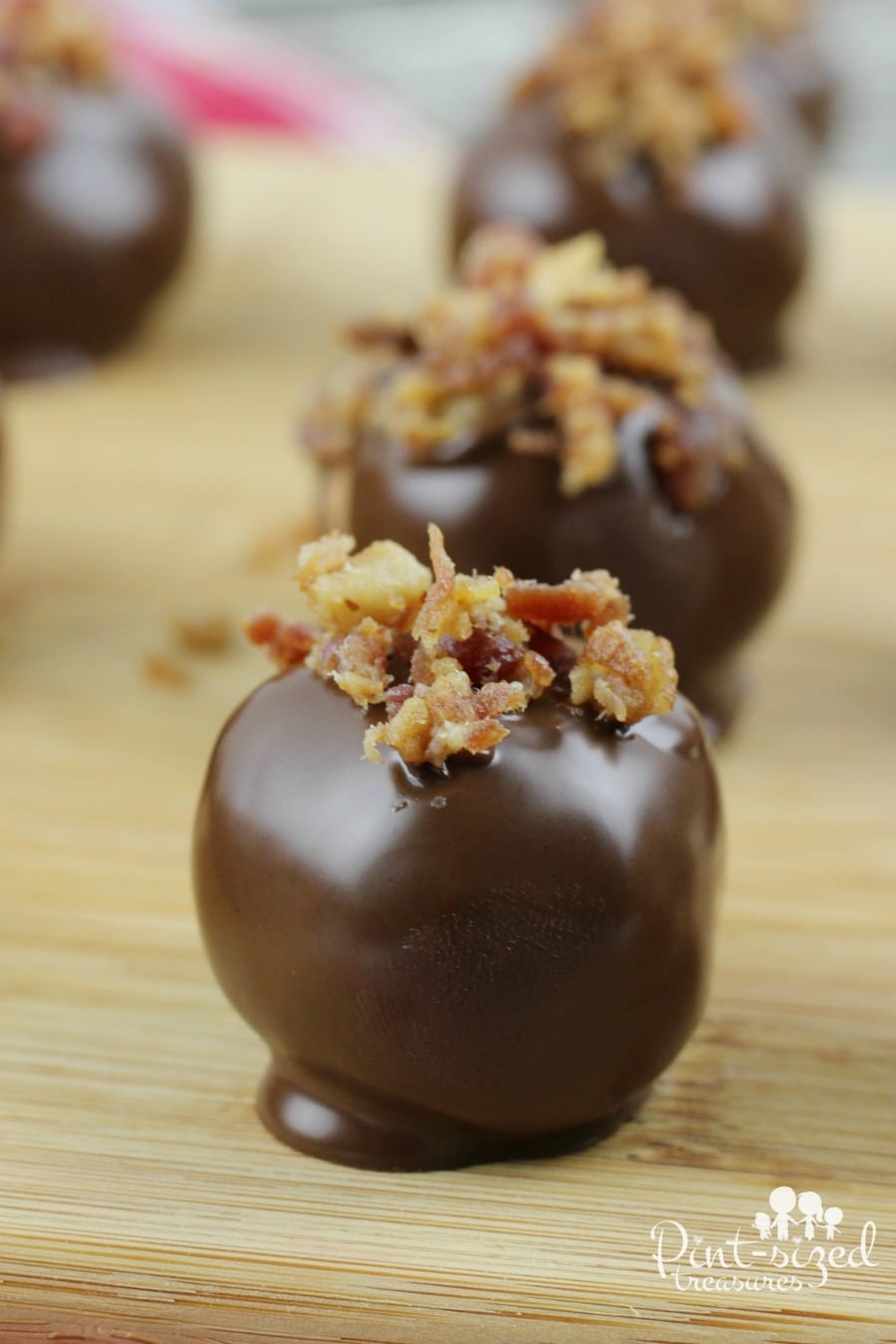 Easy maple bacon truffles that will unite chocolate AND bacon lovers!