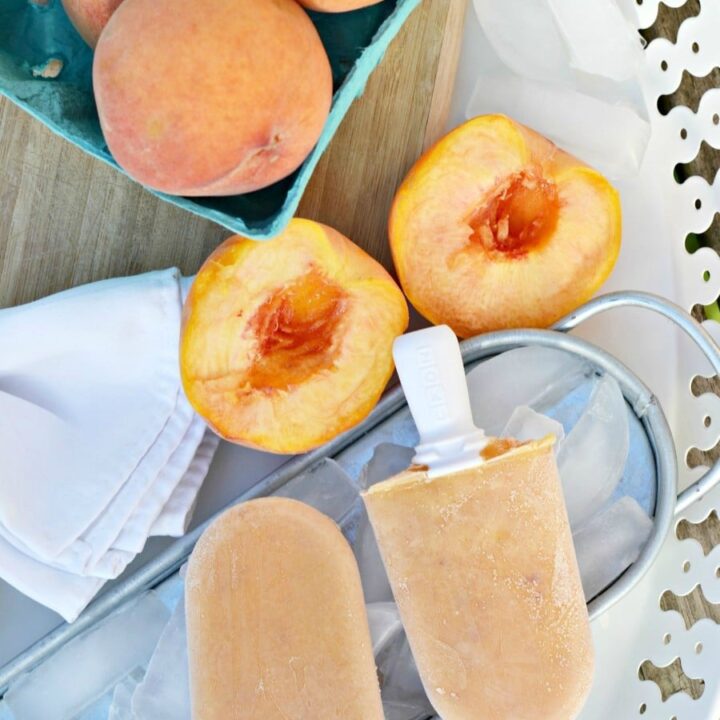 These homemade peaches and cream popsicles are made with greek yogurt and are healthy AND yummy! @alicanwrite
