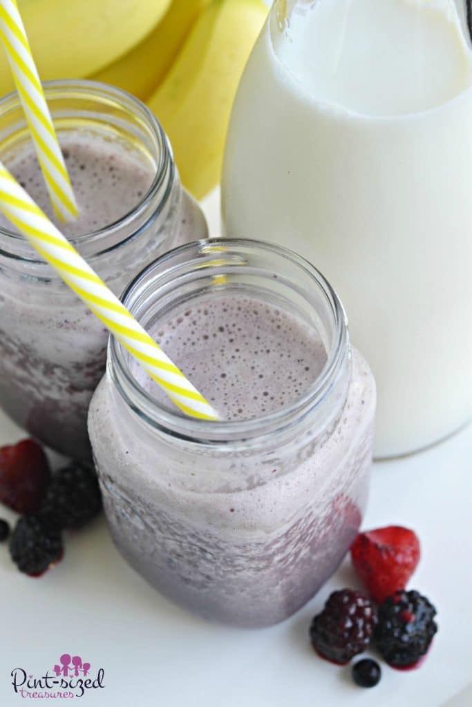 Mornings just got easier and yummier! This Banana Berry Spinach Smoothie is a winner with kids and parents! It's creamy, healthy and yummy! Ready in just a few church of the blender! #berrysmoothie #fruitsmoothie #spinachsmoothie #greensmoothie #fruitandspinachsmoothie #easysmoothierecipe #easybreakfast #healthybreakfast #healthyrecipes