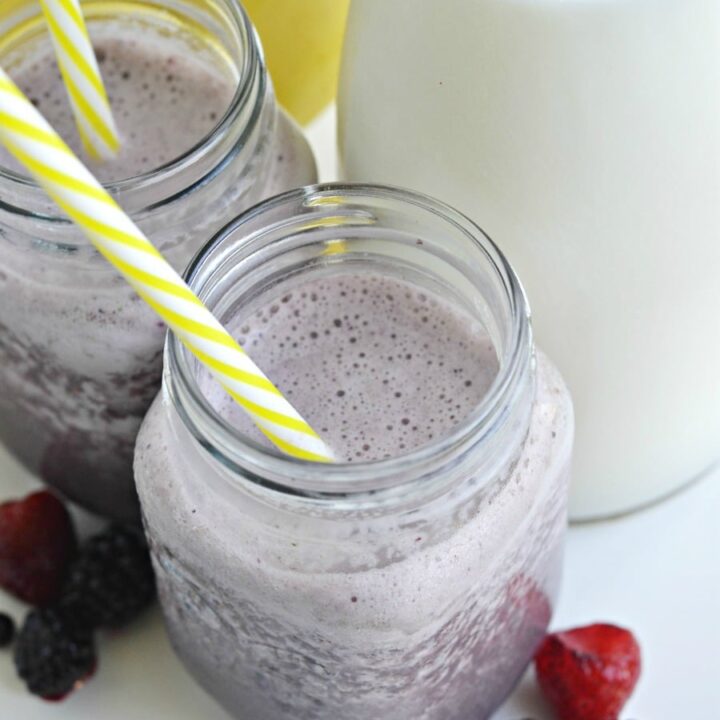Mornings just got easier and yummier! This Banana Berry Spinach Smoothie is a winner with kids and parents! It's creamy, healthy and yummy! Ready in just a few church of the blender! #berrysmoothie #fruitsmoothie #spinachsmoothie #greensmoothie #fruitandspinachsmoothie #easysmoothierecipe #easybreakfast #healthybreakfast #healthyrecipes