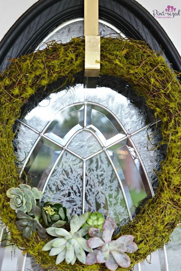 Oooh! A super-cute, easy diy fall wreath idea made with succulents!