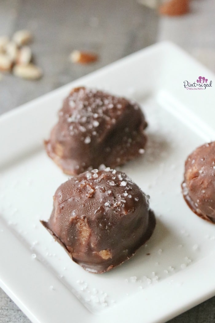 Easy, healthy and oh-so-gorgeous, chocolate holiday truffles! These are a nice welcome for those who want to indulge, but still stay on the healthier side of things! #almondtruffles #healthytruffles #chocolatetruffles #easytrufflesrecipes