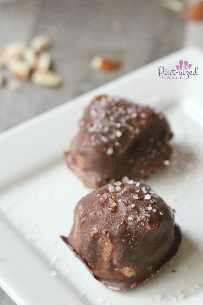 Super-easy, healthy, chocolate almond truffles that every truffle fans need to indulge in at least once! #chocolatetruffles #healthytruffles #trufflerecipe
