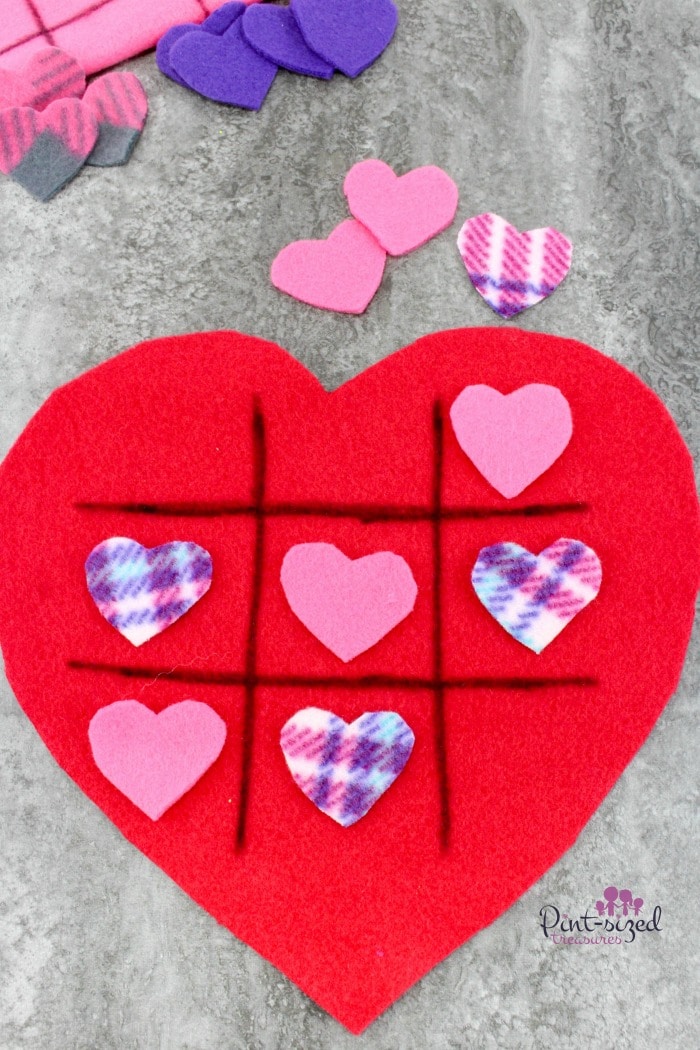 So fun and EASY! This DIY heart felt heart Tic Tac Toe game is a cinch to throw together and it's super easy to pack up and take on trips or fun outings!