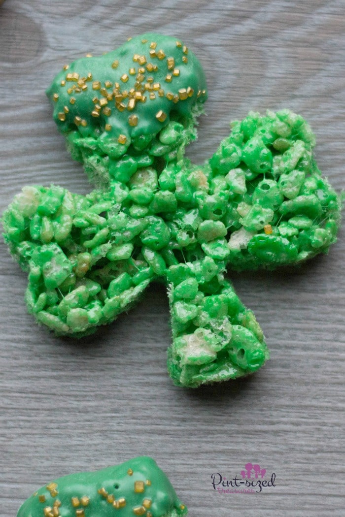 Totally easy Shamrock Rice Krispie Treats are perfect for St. Patrick's Day celebrations! They're super simple, crazy yummy and completely cute! #StPatricksDay #ricekrispietreats #shamrocktreats #shamrocks #easytreats #StPattysDayTreats #greenfood