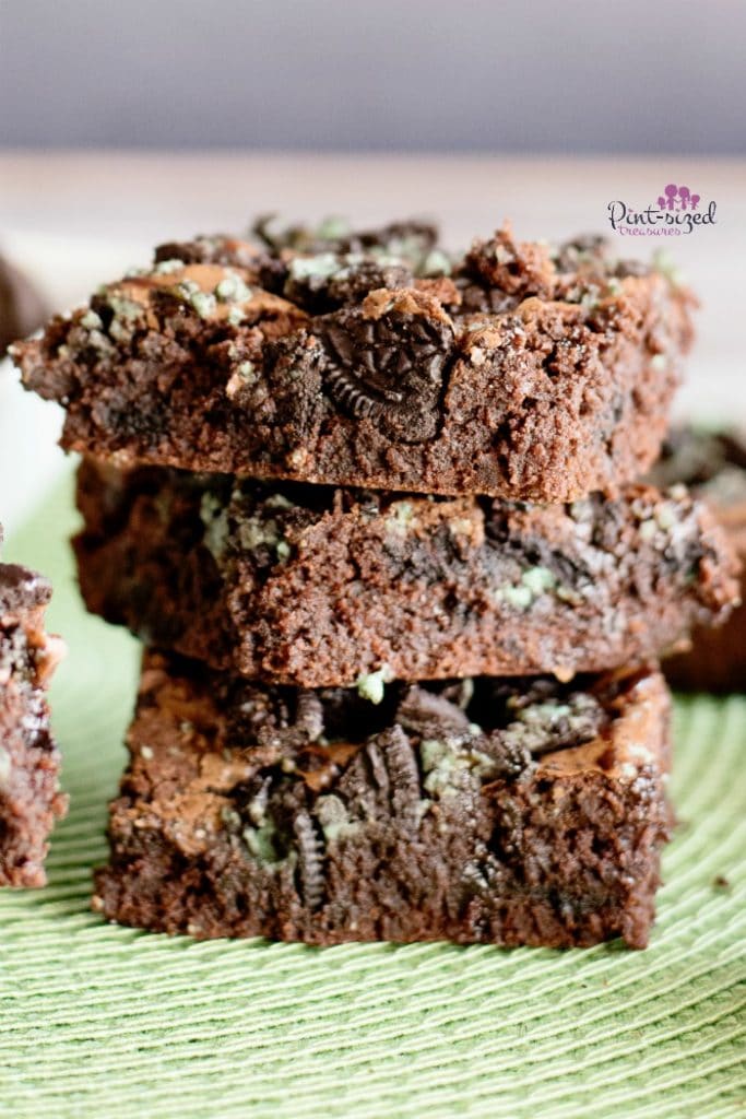Oooh! These fudgy, mint bwonies are the perfect fix for your chocolate mint cravings!