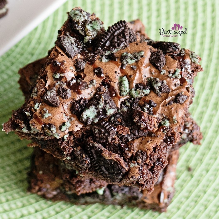 Fudgy brownies that are stuffed wiht mint Oreos to create a minty, crunchy flavor and a dash of fresh green color! #fudgybrownies #chocolatemintbrownies #Oreomintbrownies #oreobrowniesrecipe #oreobrownies #mintoreos