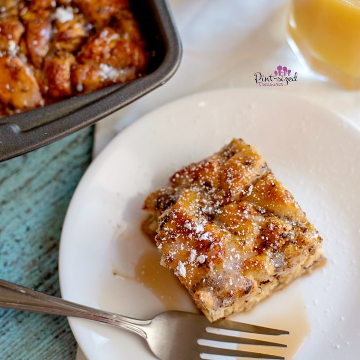 Maple Cinnamon french toast is SUPER easy and no fuss! You'll love all the ftraditional french toast flavors as well as how incredibly easy it is to toss this together! #easybreakfast #easyfrenchtoast #lasyfrenchtoast #bakedfrenchtoast