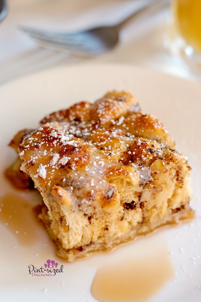 A slice of lazy, cinnamon maple french toast makes breakfast the best meal of the day! #easyrecipe #Easyfrenchtoast #bakedfrenchtoast #frenchtoastrecipe #cinnamonfrenchtoast #maplefrenchtoast