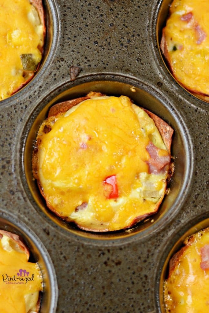Incredibly easy egg cups that are baked in a muffin tin! Super-fast, one-the-for breakfast for busy people! #eggcups #muffintinrecipes #easyeggcups #eggbake #eggmuffins #muffinomelet #bakedomeletes #easybreakfast #freezerfriendly #quickmeals #pintsizedtreasures
