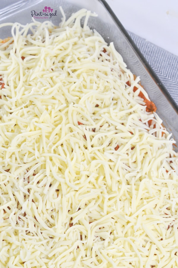 topping pizza spaghetti casserole with cheese