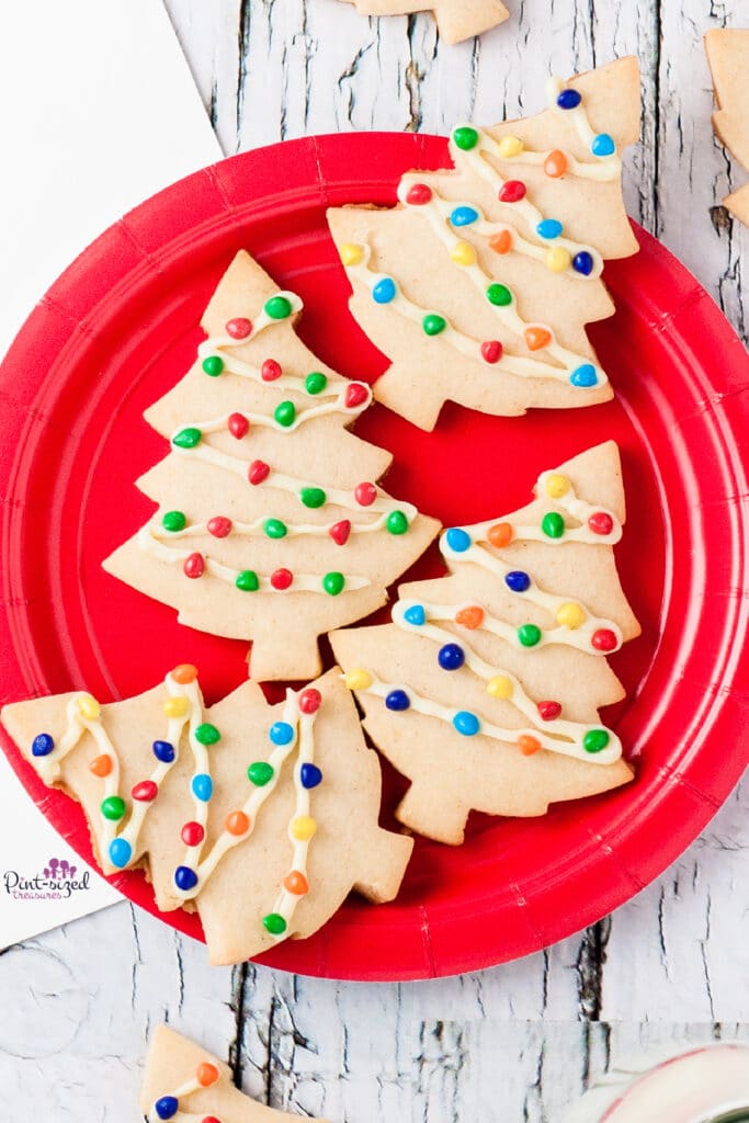 Christmas tree cookies placed on red plate