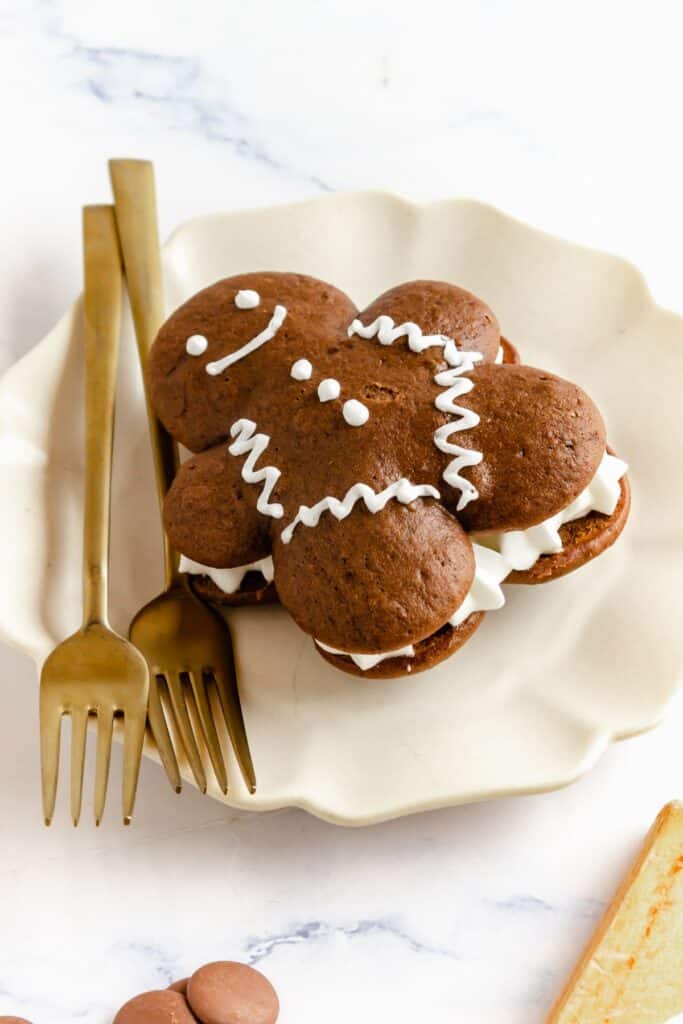 gingerbread men whoopie pie on plate