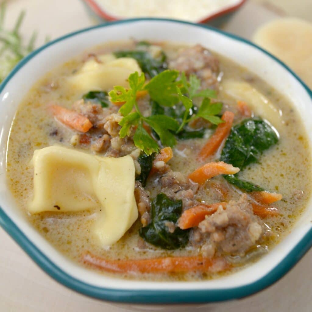 making the sausage spinach tortellini soup
